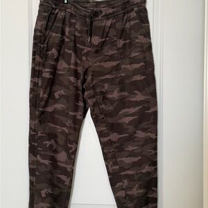ATHLETA CAMO FARALLON JOGGERS. SZ.16